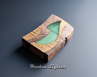 Encendedor de gasolina de nogal zebrano hecho a mano. Encendedor de bolsillo de resina epoxi y madera maciza para hombre. Un accesorio exclusivo para fumadores.