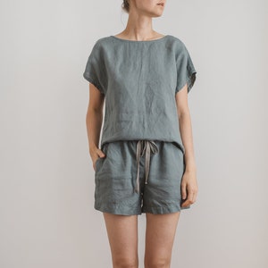Linnen damesnachtkleding - linnen pyjamaset - nachtkledingset - linnen pyjama - linnen blouse - grijze linnen short - AUDREY top ELLA short