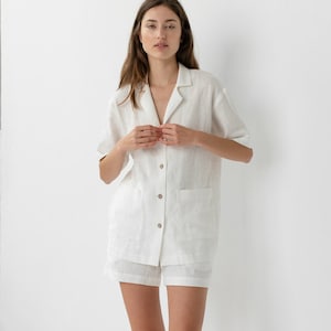 Ensemble pyjama deux pièces en lin, vêtements de nuit en lin pour femme, pyjama bohème de demoiselle d'honneur, cadeau lune de miel naturel - chemise à manches courtes ALEXIS, short ELLA