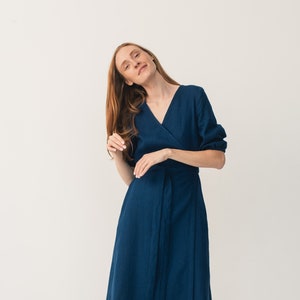 Robe portefeuille en lin à col en V pour femme Robe bleu marine midi avec ceinture et poche Robe d'été en lin Robe portefeuille ANNA image 2