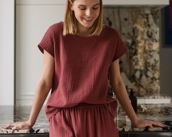 Pyjamas für Damen – Pyjama-Set aus Bio-Baumwolle – Nachtwäsche aus Musselin – Lounge-Set Rouge – Nachtwäsche aus Gaze – Oberteil AUDREY und weite Hose RUTH