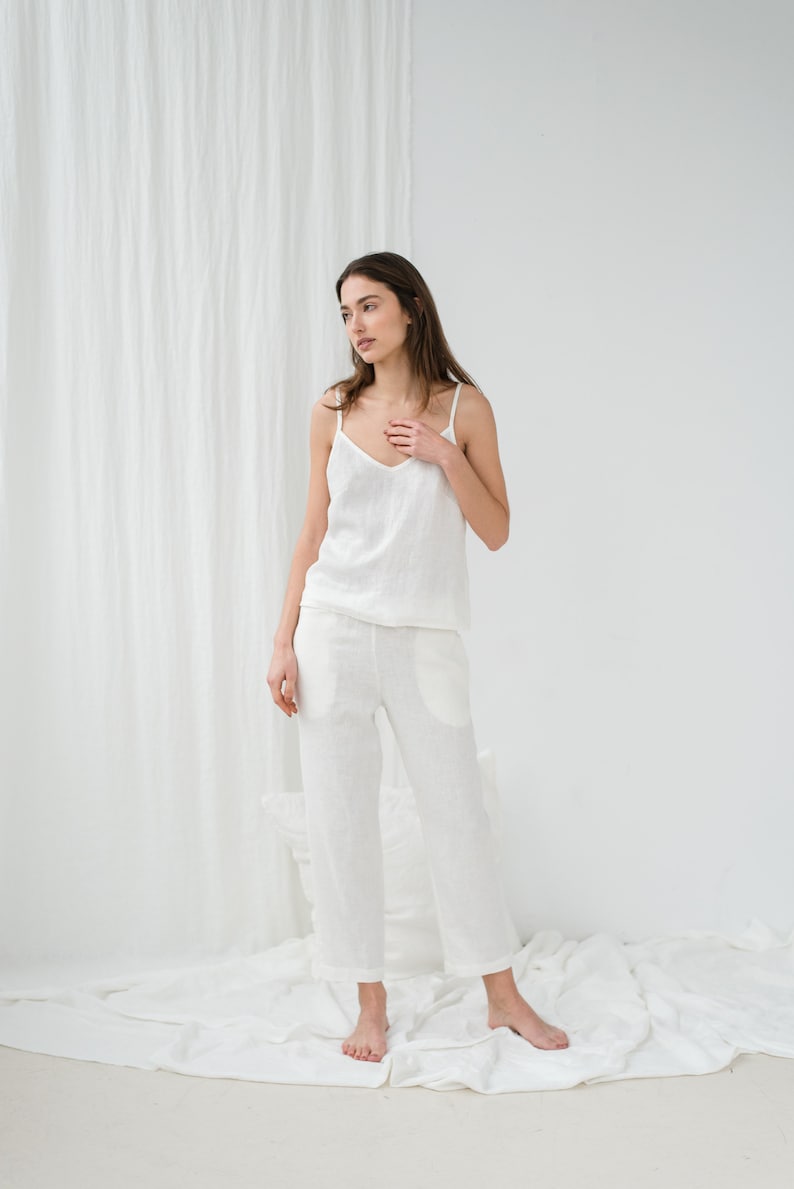 Peut inclure: Un haut de r&eacute;servoir en lin blanc et un pantalon assorti. Le haut de r&eacute;servoir a un col rond et le pantalon a une coupe d&eacute;contract&eacute;e.