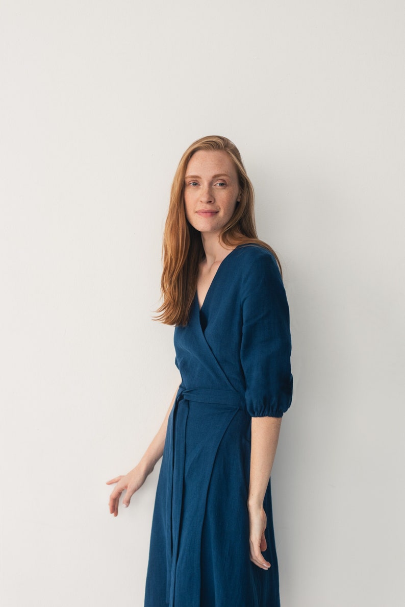 V Ausschnitt Leinen Wickelkleid für Frauen Midi Kleid Marineblau mit Gürtel und Tasche Leinen Sommerkleid ANNA Wickelkleid Bild 1