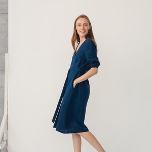 V Ausschnitt Leinen Wickelkleid für Frauen Midi Kleid Marineblau mit Gürtel und Tasche Leinen Sommerkleid ANNA Wickelkleid Bild 6