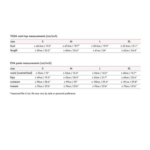 Puede incluir: Un gr&aacute;fico que muestra las medidas de tama&ntilde;o en pulgadas y cent&iacute;metros para una blusa de tirantes y pantalones. El gr&aacute;fico incluye medidas para el busto, la longitud, la cintura, las caderas, la costura exterior y la costura interior.