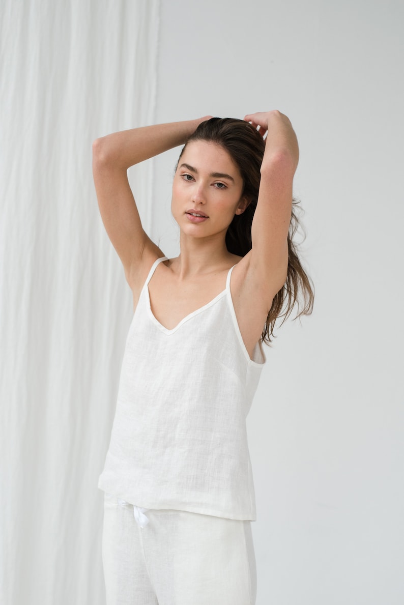 Peut inclure: Un haut de r&eacute;servoir en lin blanc et un pantalon assorti. Le haut de r&eacute;servoir a un col en V et le pantalon a une taille &agrave; cordon.