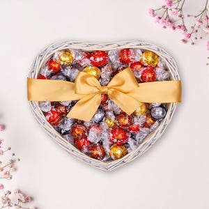 Cesto regalo a forma di cuore di cioccolato Lindt - Confezione regalo Lindor per la festa della mamma, cesto regalo di lusso, selezione di dolci per San Valentino