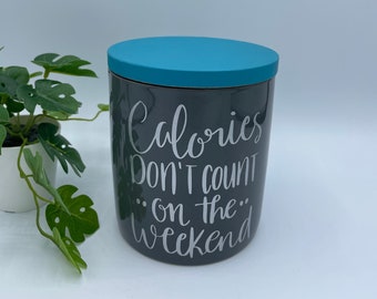 Porzellan-Vorratsdose mit Bambusdeckel und Spruch "Calories do not count on the weekend - 11,5 x 12cm