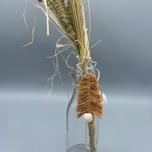 Makrame Weihnachtsbaum-Shlüsselanhänger, braun mit Holzkugel, 4x10,5cm