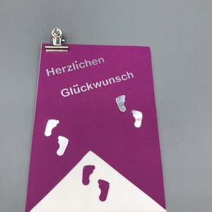 Glückwunschkarte zur Geburt - Mädchen Herzlich Willkommen, lila-weiß, kleine Füßchen,