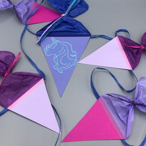 Pu&ograve; includere: Uno striscione triangolare viola, rosa e blu con una silhouette di unicorno su uno dei triangoli. Lo striscione &egrave; fatto di carta velina ed &egrave; infilato con un nastro blu.