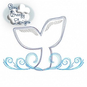 Pode incluir: Um desenho bordado azul e branco de uma cauda de baleia com ondas abaixo. O design é perfeito para um quarto de bebê ou um quarto com tema náutico.