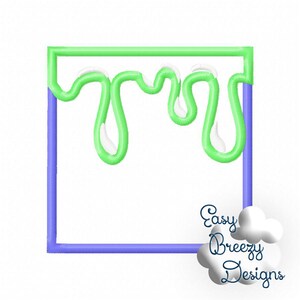 以下が含まれることがあります： 緑色の正方形のフレームに、緑と白の垂れ下がったデザインが施されています。フレームは紫で縁取られています。白い雲の中に「Easy Breezy Designs」という文字があります。
