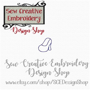 Könnte beinhalten: Eine blaue Umrandung eines hochhackigen Schuhs mit abgerundeter Spitze. Das Bild stammt von Sew Creative Embroidery Design Shop, www.etsy.com/shop/SCEDesignShop.