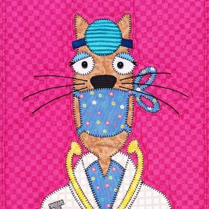 Könnte beinhalten: Eine braune und weiße Katze trägt einen blauen und weißen Arzt-Hut, eine blaue und weiße Maske, einen weißen Kittel mit einem gelben Stethoskop und eine Spritze in der Tasche. Die Katze befindet sich auf einem rosa Hintergrund.