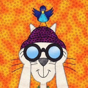 Puede incluir: Un gato blanco con un sombrero morado, gafas de aviador y una camisa verde con diseños de insectos. Un pájaro azul está posado en la parte superior del sombrero del gato.