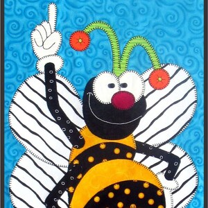 Könnte beinhalten: Eine skurrile Biene mit schwarz-weiß gestreiften Flügeln, einem gelb-schwarz gestreiften Körper und großen, runden Augen. Die Biene trägt lila Schuhe mit weißen und schwarzen Streifen und hält ihren rechten Arm mit einem Finger nach oben in die Luft.