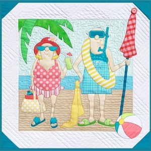 Könnte beinhalten: Eine gesteppte Illustration eines Paares im Strandurlaub. Die Frau trägt einen rosa-weißen Polka-Dot-Badeanzug und eine Sonnenbrille. Der Mann trägt einen blau-weiß gestreiften Badeanzug und einen Schnorchel. Beide halten Getränke in der Hand und stehen an einem Strand mit einer Palme, einem Sonnenschirm und einem Strandball.
