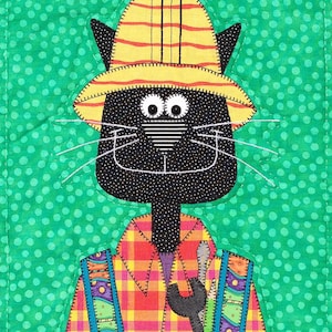Puede incluir: Un gato negro con un casco amarillo y rojo a rayas y una camisa a cuadros con peto. El gato sonríe y tiene una llave inglesa en el bolsillo.