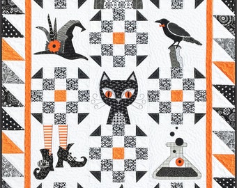 Puede incluir: Una colcha negra y blanca con temática de Halloween. La colcha presenta un búho, un sombrero de bruja, un gato negro, un cuervo, un par de botas de bruja, una botella de poción y una calabaza de Halloween. La colcha está rodeada por un borde negro y naranja.