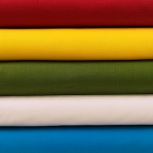 Könnte beinhalten: Fünf Stoffmuster in verschiedenen Farben: Rot, Gelb, Grün, Weiß und Blau. Die Muster sind übereinander gestapelt.