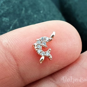 Rose Gold Dolphin Charm, Tiny Dolphin Charm, Micro Pave Clear Zirconia Bevindingen