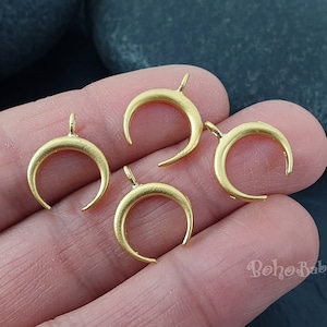 Gold Horn Charm, Doppel Horn Anhänger, vergoldeter Horn Anhänger, Gold Horn Halskette, Halbmond Charms, Tribal Horn, 4tlg