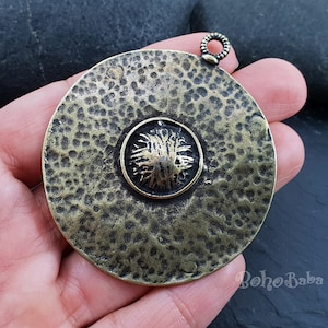 Colgante de escudo de bronce grande, colgante redondo grande, colgante de disco de bronce tribal, joyería boho, 1 pieza