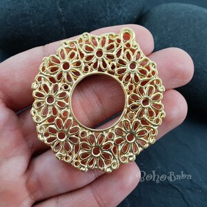 Matgoudkleurige bloemenhanger, grote ronde hanger met bloemenpatroon, 1 stuk