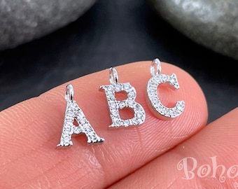 Encantos iniciales de pavé chapados en plata, encantos de letras del alfabeto de circonio cúbico, encantos iniciales para joyería