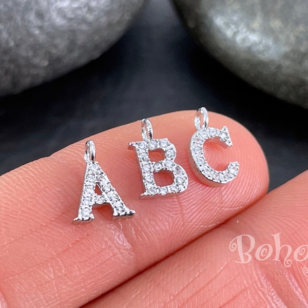 Encantos iniciales de pavé chapados en plata, encantos de letras del alfabeto de circonio cúbico, encantos iniciales para joyería