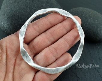 Ciondolo a cerchio grande martellato, collegamento a cerchio, ciondolo a cerchio in argento, connettore ad anello, anello chiuso grande, anello grande, cerchio in argento, ciondolo ad anello