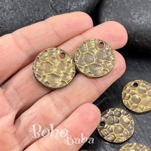 ハンマー仕上げのブロンズコインチャーム、ボヘミアンジュエリー用の素朴なラウンドペンダント（2個セット）