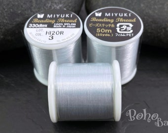 Può includere: Tre bobine di filo per perline Miyuki argentato. Le bobine sono etichettate con il nome del marchio, il tipo di filo e il numero di colore. Il filo è 330 dtex e realizzato in 100% nylon.