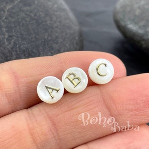 Dijes de inicial de nácar, dijes de letras del alfabeto de concha, dijes de inicial de doble cara, cuentas de letras MOP