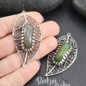 翡翠グリーンの宝石の葉のペンダント、大きなシルバーのフィリグリーの葉の宝石のペンダント、1個