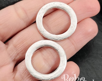 Dije de aro chapado en plata antigua, colgante de círculo grande, anillos conectores planos con textura orgánica, 4 piezas