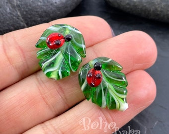 Murano nyckelpiga på ett bladpärla, handgjord lampbearbetad glasbladberlock, 1 st