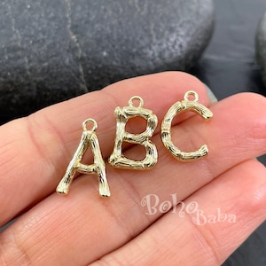 Berloques de letras do alfabeto dourado, berloques iniciais banhados a ouro, berloques iniciais texturizados de bambu para joias