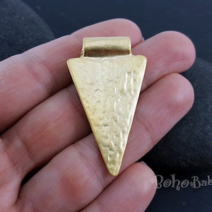 Hammered Gold Triangle Pendant, Gold Tribal Pendant, Gold Arrow Head Charm, Gold Spearhead Pendant, Geometric Jewelry, 1 Pc