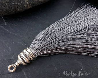 Borla de seda gris con tapa plateada: colgante bohemio hecho a mano (90 mm)