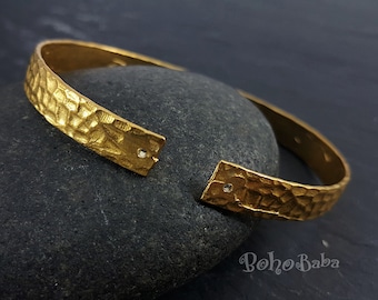 Pulseira ajustável de latão bruto martelado em branco