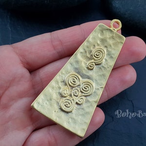 Gehämmerter Gold Anhänger, Großer Tribal Anhänger, Großer Boho Zubehör, Tribal Schmuck, 1 Stück