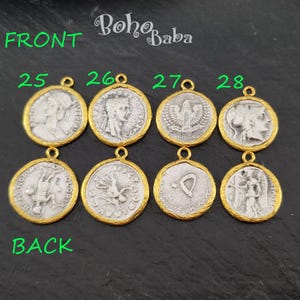 Puede incluir: Ocho colgantes de monedas de estilo antiguo en tonos plateados y dorados. El anverso de las monedas presenta im&aacute;genes de figuras y s&iacute;mbolos romanos. El reverso de las monedas tiene varios dise&ntilde;os y texto. Los colgantes est&aacute;n numerados.