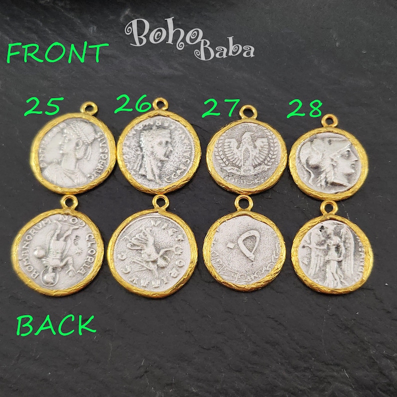 Puede incluir: Ocho colgantes de monedas de estilo antiguo en tonos plateados y dorados. El anverso de las monedas presenta im&aacute;genes de figuras y s&iacute;mbolos romanos. El reverso de las monedas tiene varios dise&ntilde;os y texto. Los colgantes est&aacute;n numerados.