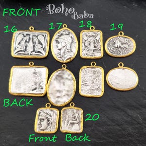 Puede incluir: Una colecci&oacute;n de colgantes de estilo antiguo con tonos plateados y dorados. Los colgantes presentan varios dise&ntilde;os, incluyendo retratos, animales y patrones geom&eacute;tricos. Las palabras "FRONT" y "BACK" son visibles en la imagen.