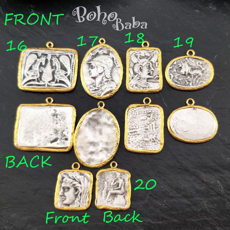 Puede incluir: Una colecci&oacute;n de colgantes de estilo antiguo con tonos plateados y dorados. Los colgantes presentan varios dise&ntilde;os, incluyendo retratos, animales y patrones geom&eacute;tricos. Las palabras "FRONT" y "BACK" son visibles en la imagen.