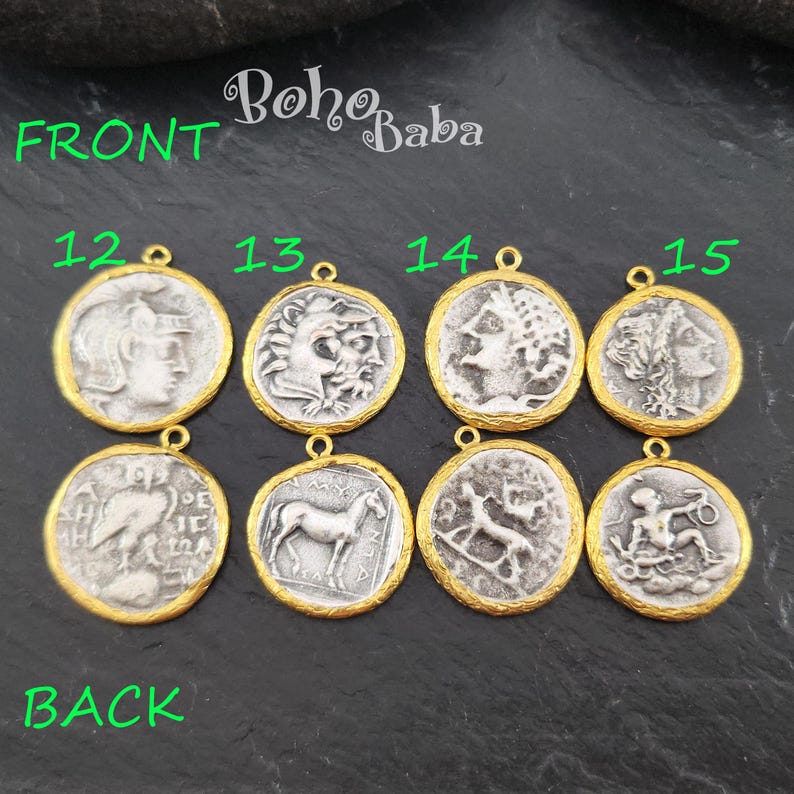 Puede incluir: Una colecci&oacute;n de colgantes de monedas de color plateado con bordes dorados. Los colgantes presentan varios dise&ntilde;os de relieve cl&aacute;sicos, incluyendo retratos y figuras mitol&oacute;gicas. Las palabras "FRONT" y "BACK" est&aacute;n escritas en verde. La marca "BohoBaba" est&aacute; escrita en cursiva.