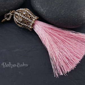 Rosa Seide Quaste Anhänger mit Antike Bronze Verzierte Quaste Kappe, Quaste Halskette, Boho Quaste, Boho Schmuck, Türkischer Schmuck
