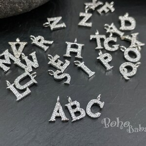 Ciondoli iniziali con pavé placcato in argento, ciondoli con lettere dell'alfabeto in zirconi cubici, ciondoli iniziali per gioielli immagine 5